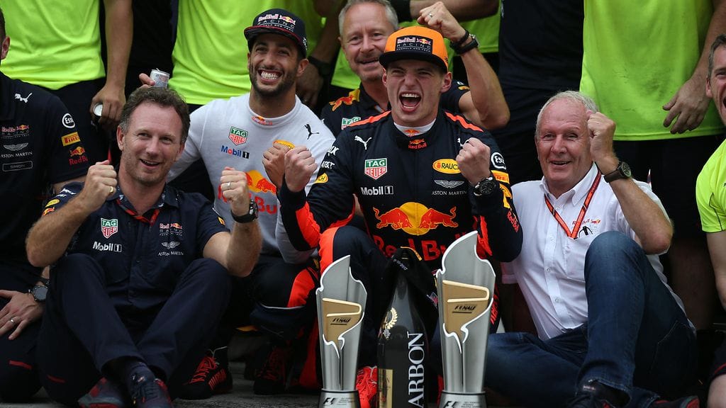 Christian Horner (vas.) juhli Max Verstappenin (kesk.) voittoa Malesiassa lokakuun alussa.