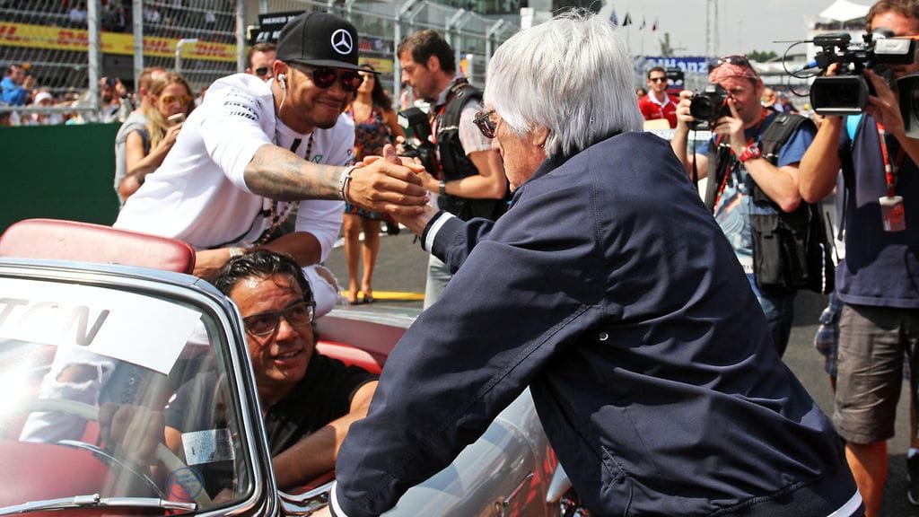 Mercedeksen Lewis Hamilton ja Bernie Ecclestone tervehtivät toisiaan Meksikon GP:ssä marraskuussa 2015.