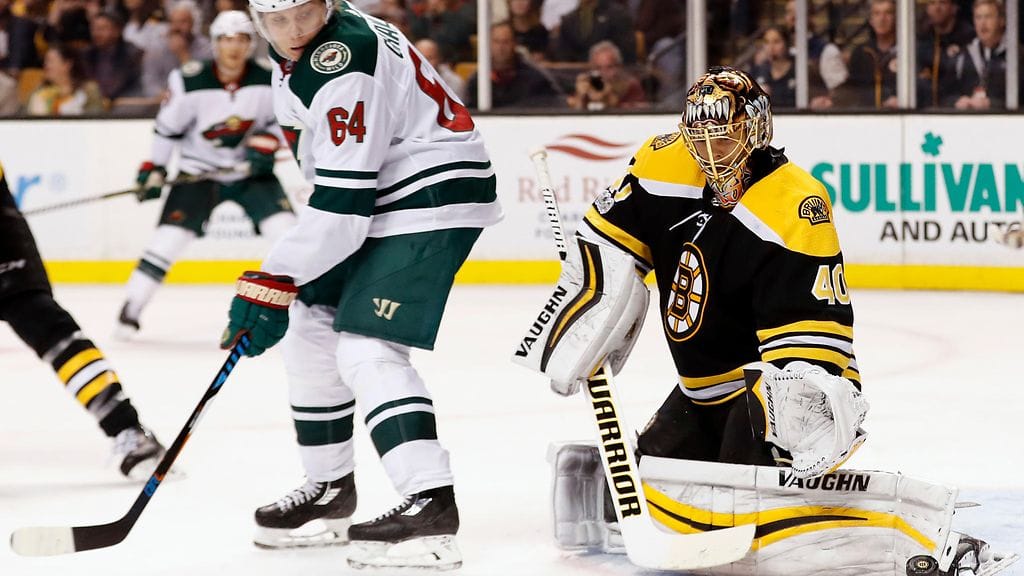 Mikael Granlund aiheuttamassa trafiikkia Tuukka Raskin vartioimalla Boston-maalilla.