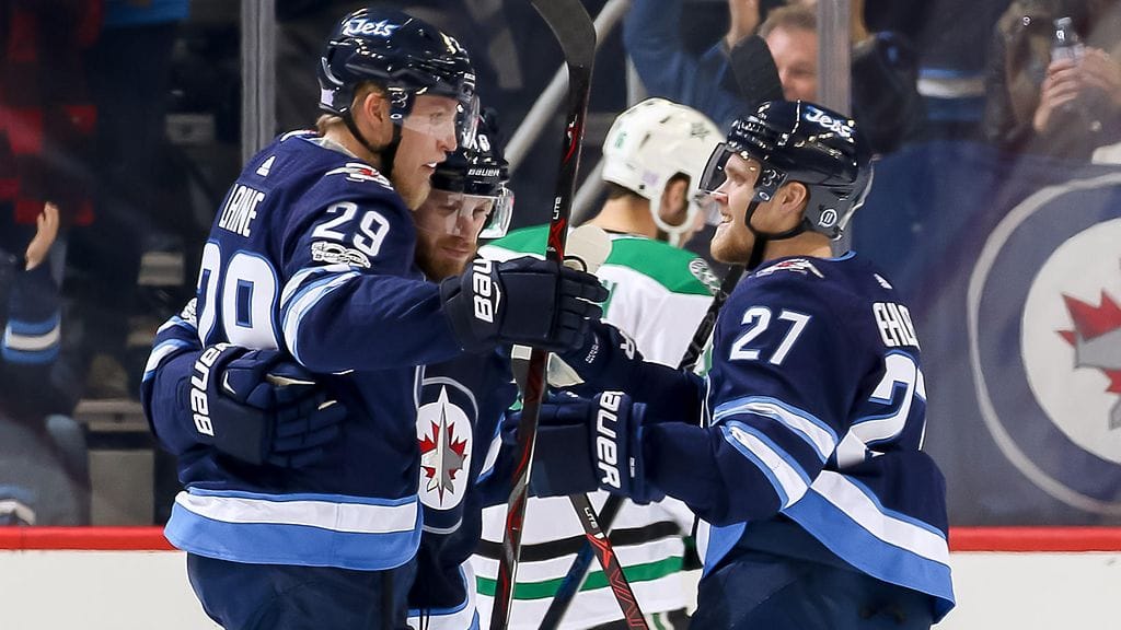 Patrik Laine (vas.), Bryan Little ja Nikolaj Ehlers operoivat ketjukavereina.