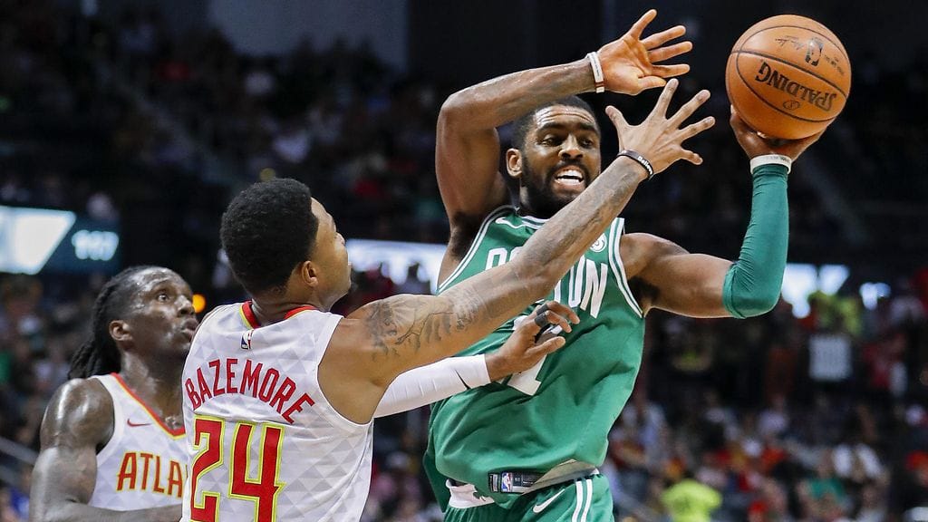 Kyrie Irving (oik.) otti Boston Celticsin reppuselkäänsä.