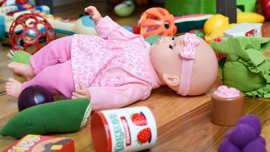 Äiti ei halua laskea, kuinka monta tuntia elämästään hän on käyttänyt lelujen poimimiseen.