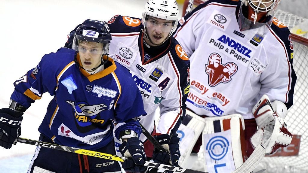 Toni Leinonen (etualalla) sai erikoisen pelikiellon.