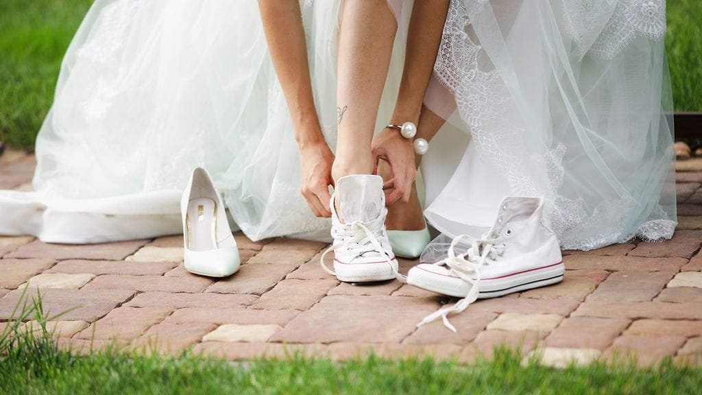 Tarpeeksi pitkä mekko peittää mukavan kenkävalinnan. Kuvituskuva.