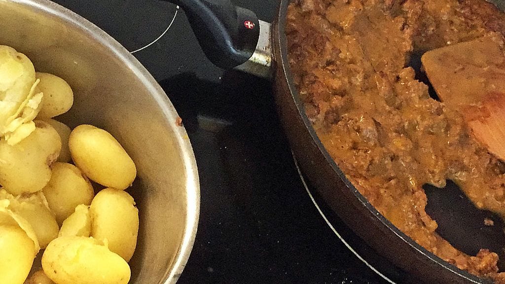 Jauhelihakastiketta ja perunaa – maistuisiko sinullekin?