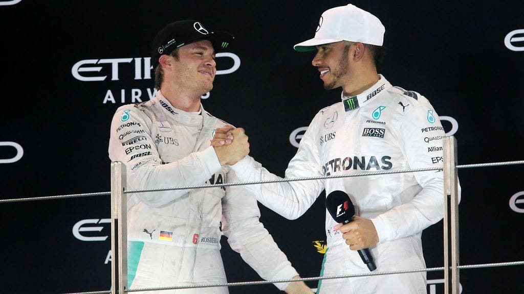Nico Rosberg (vas.) ja Lewis Hamilton puristivat kättä, kun Rosberg oli voittanut viime vuonna F1-uransa ainoaksi jääneen maailmanmestaruuden.