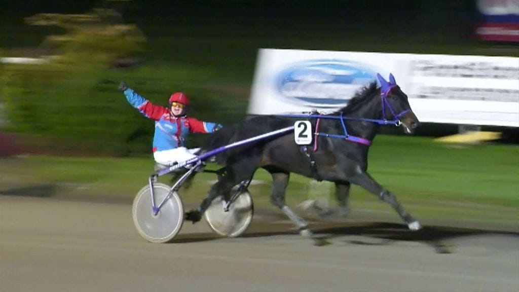 Annamari Heikkilä antoi ylivoimavoiton tuoman riemun näkyä My Dream Anywayn rattailla.