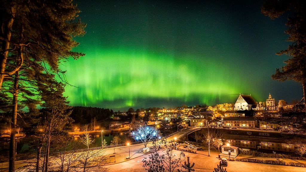 Niko Laurila onnistui tallentamaan upeat revontulet Porvoon yllä viime yönä.