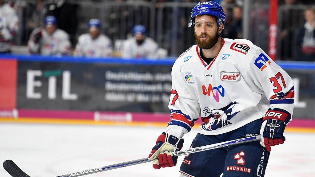 Mannheimin Thomas Larkin (kuvassa) taklasi Brynäsin Daniel Paillea rumasti.