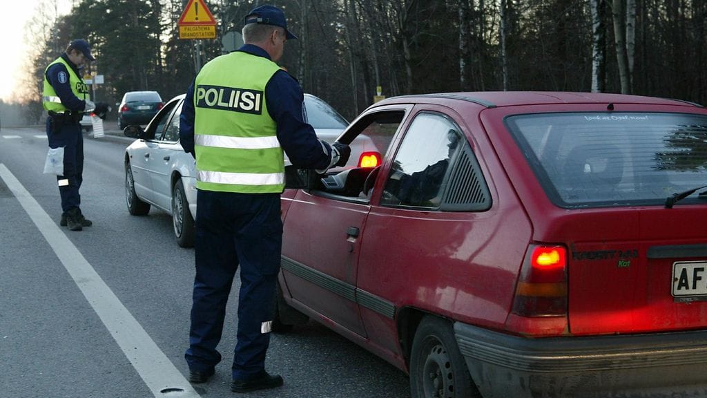 Puhallutusratsia Helsingin Malmilla syksyllä 2003.