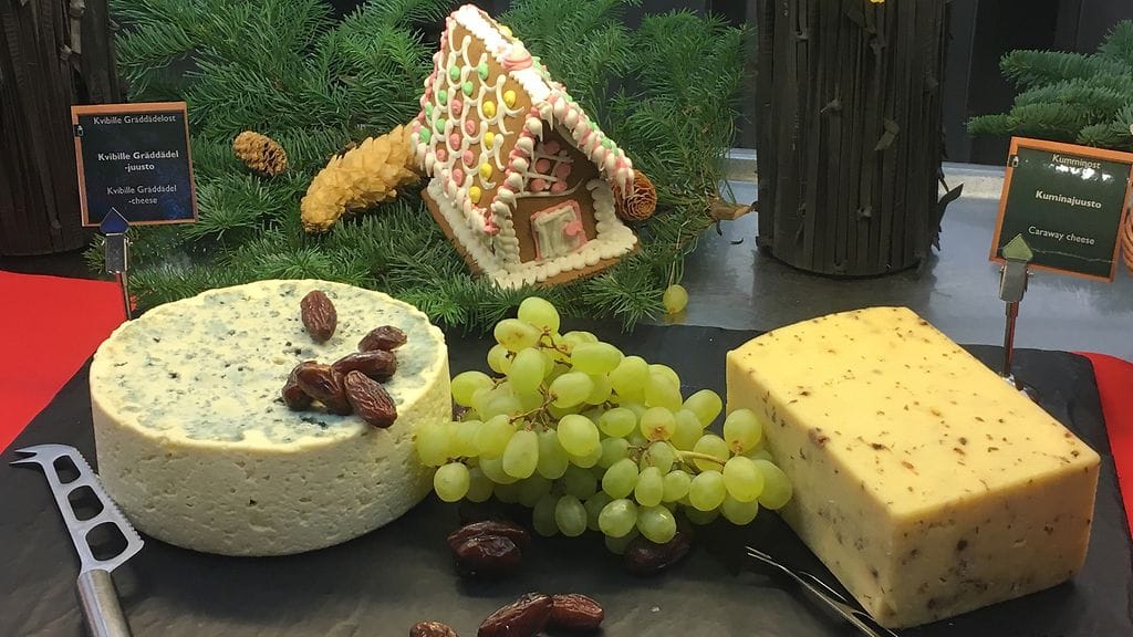 Jälkiruokalinjasto alkoi juustoilla.