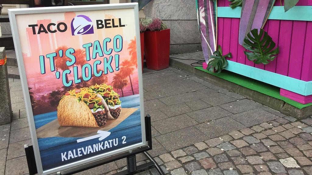 Kyltti Helsingin Kalevankadun Taco Bellin edustalla.