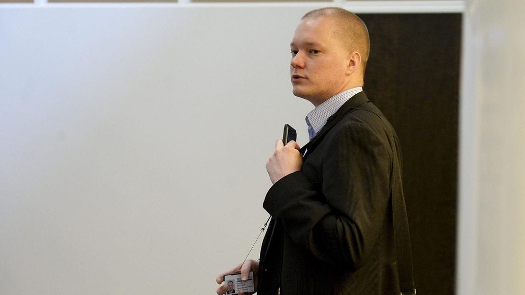 Valtiosihteeri Samuli Virtanen poistui lehtitietojen mukaan Kesärannasta farmarimallisen henkilöauton takaluukkuun piiloutuneena.