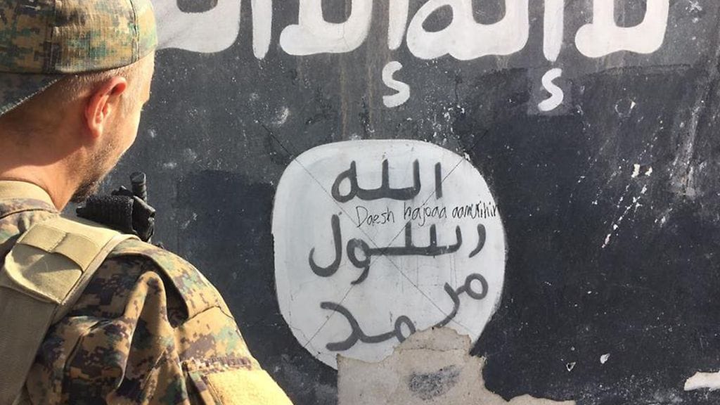 Syyriassa nähtiin myös suomalaista armeijahuumoria. Kuvassa Shervanin kanssa Syyriassa taistellut Bagok Kullervo on pilkannut Isisin merkintöjä.