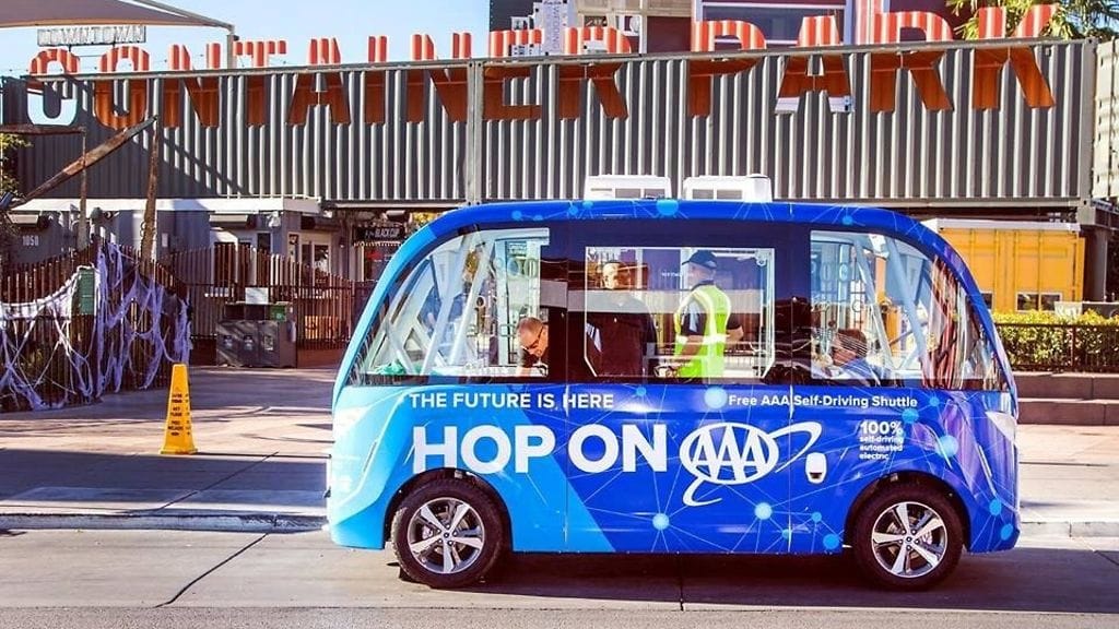 Onnettomuuteen joutunut robottibussi.