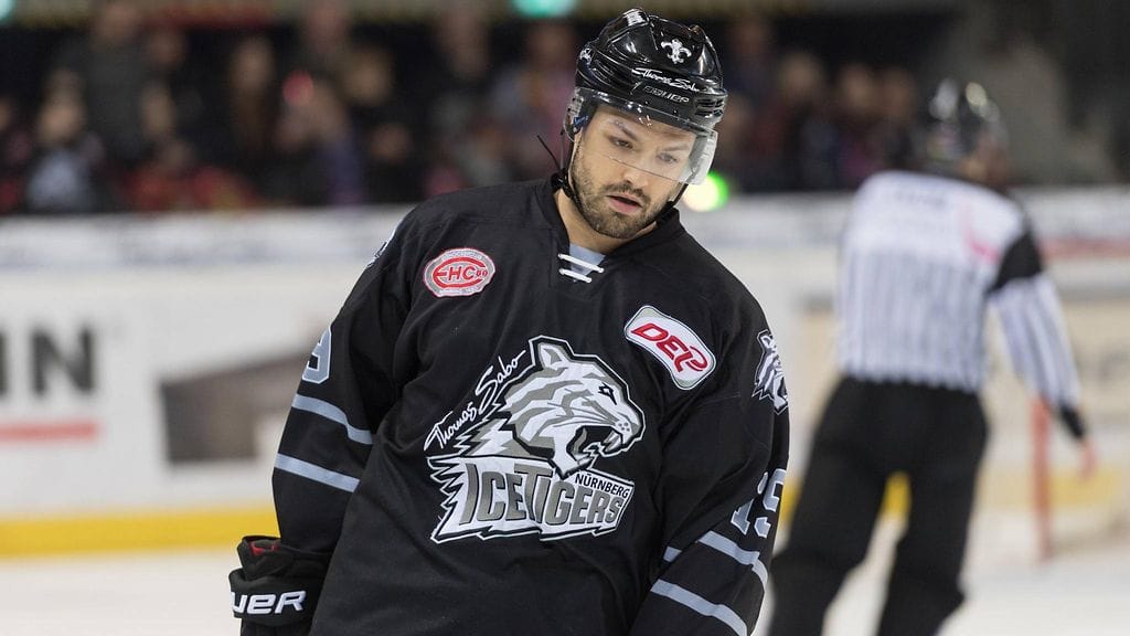 Andrew Kozek Nürnberg Ice Tigersin paidassa viime helmikuussa.