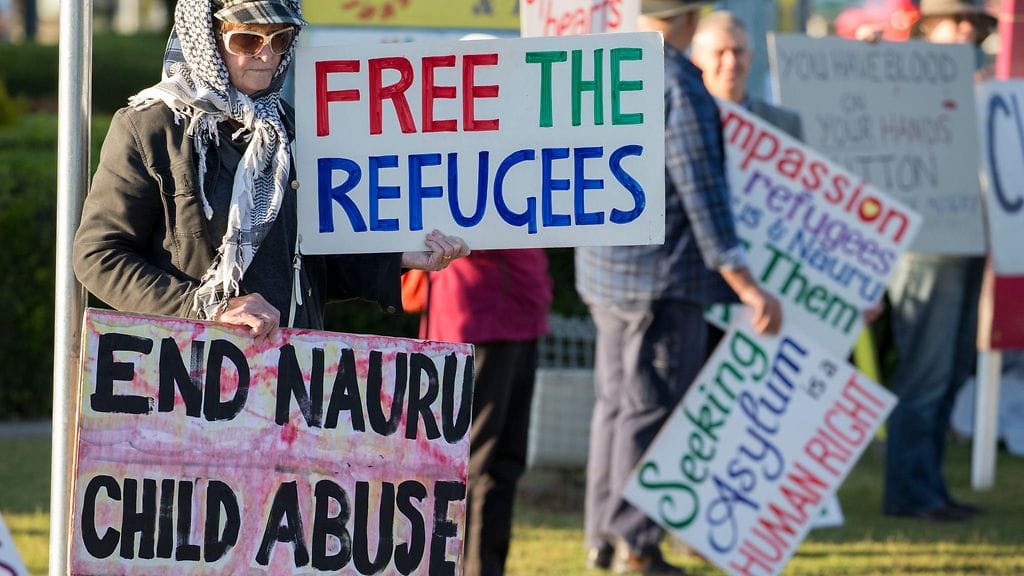 Mielenosoittajat protestoivat Australian maahanmuuttoministerin työhuoneen edustalla elokuussa.