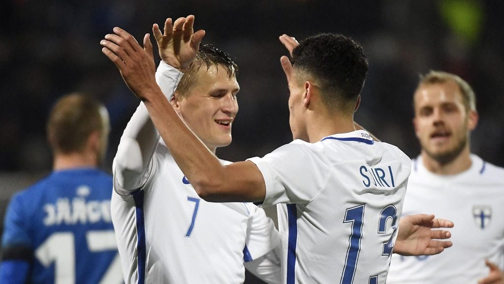 Robin Lod juhlii Pyry Soirin kanssa.