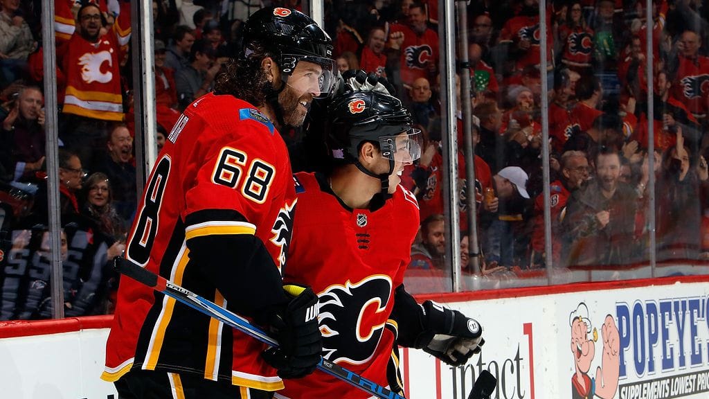 Johnny Gaudreau (oik.) tarjosi nappisyötön Jaromir Jagrin kauden avausmaaliin.