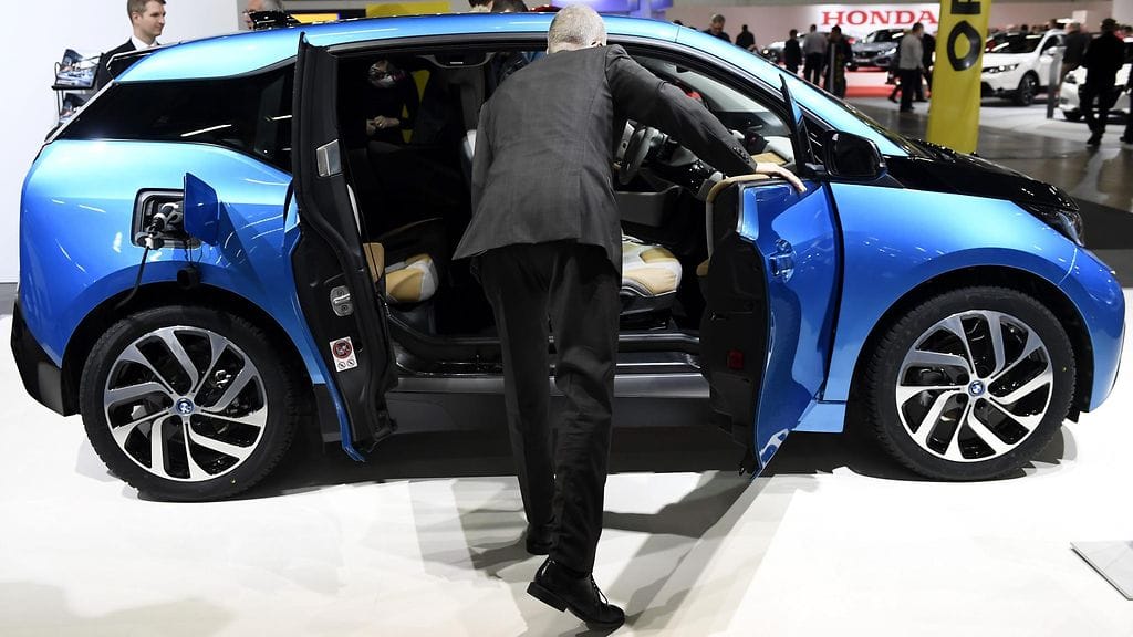 BMW i3 -sähköauto kiinnosti yleisöä Auto 2016 -tapahtumassa Helsingin Messukeskuksessa.