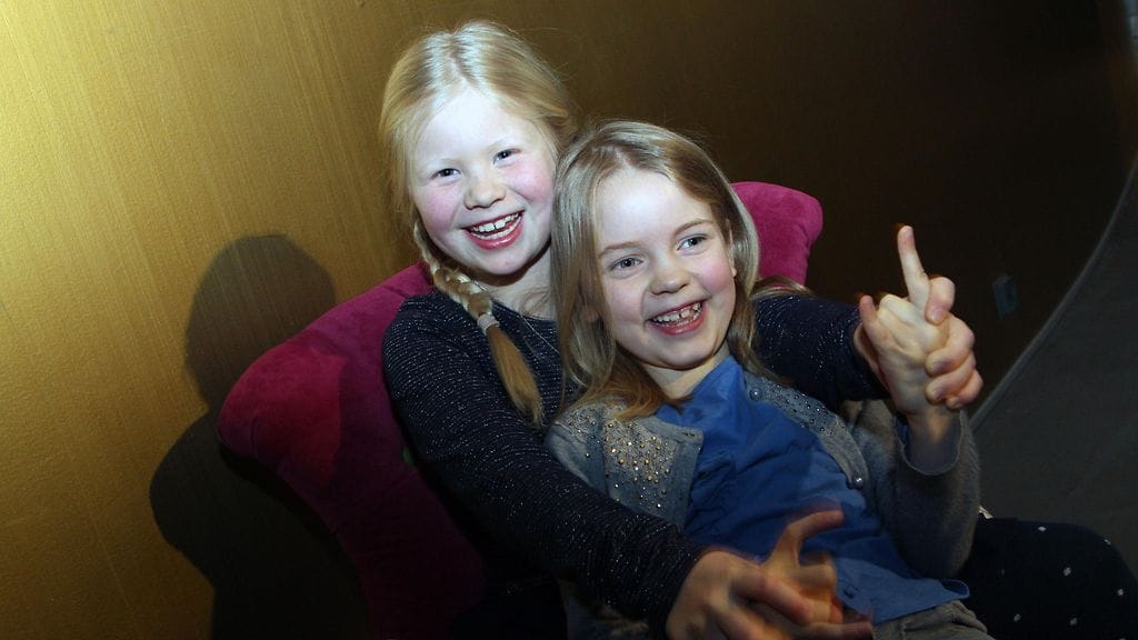 Vallattomalla tuulella olleet Emily Shipman ja Ella Kangas Heinähattu, Vilttitossu ja Rubensin veljekset -elokuvan pressitilaisuudessa 9. marraskuuta 2017.