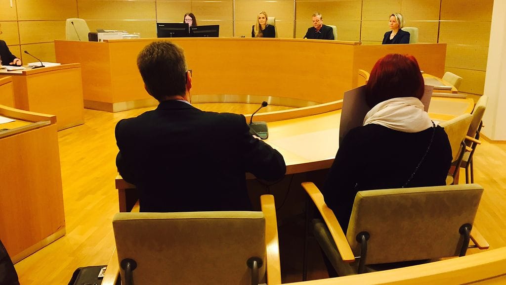 Hoitaja oikeudessa marraskuussa 2017.