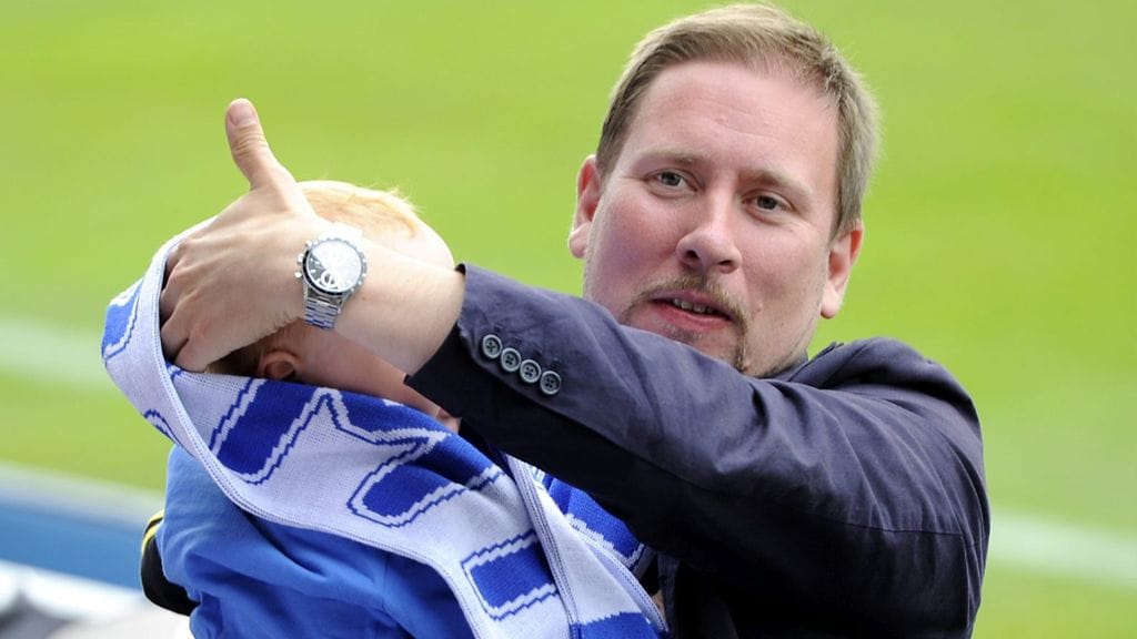 Paavo Arhinmäki seurasi tyttärensä kanssa Suomen ja Italian välistä naisten jalkapallon EM-lopputurnausottelua Halmstadissa Ruotsissa vuonna 2013.