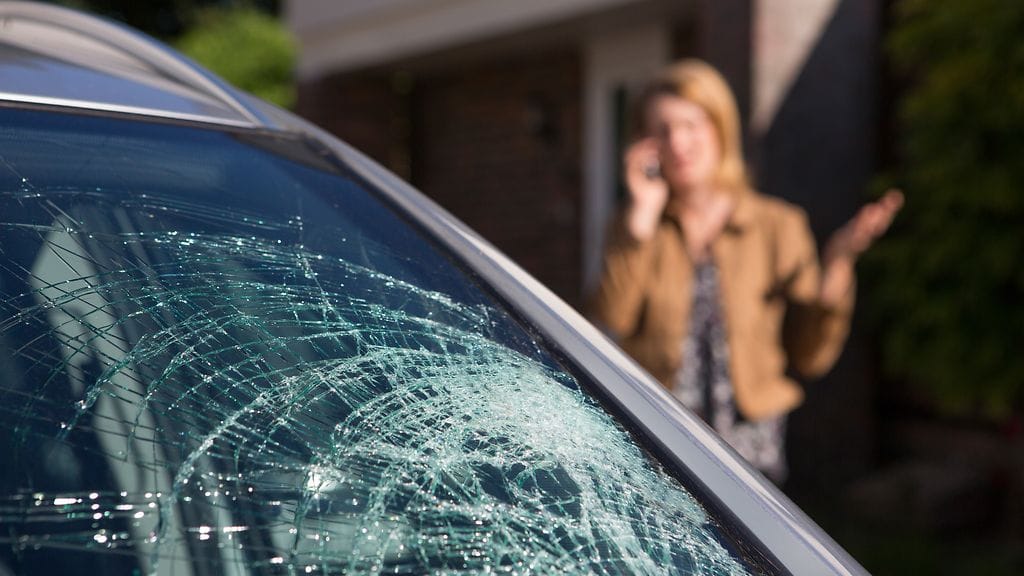 Rikkoutuneesta tuulilasista löytyi pikkutytön hiussuortuvia. Kuvituskuva.