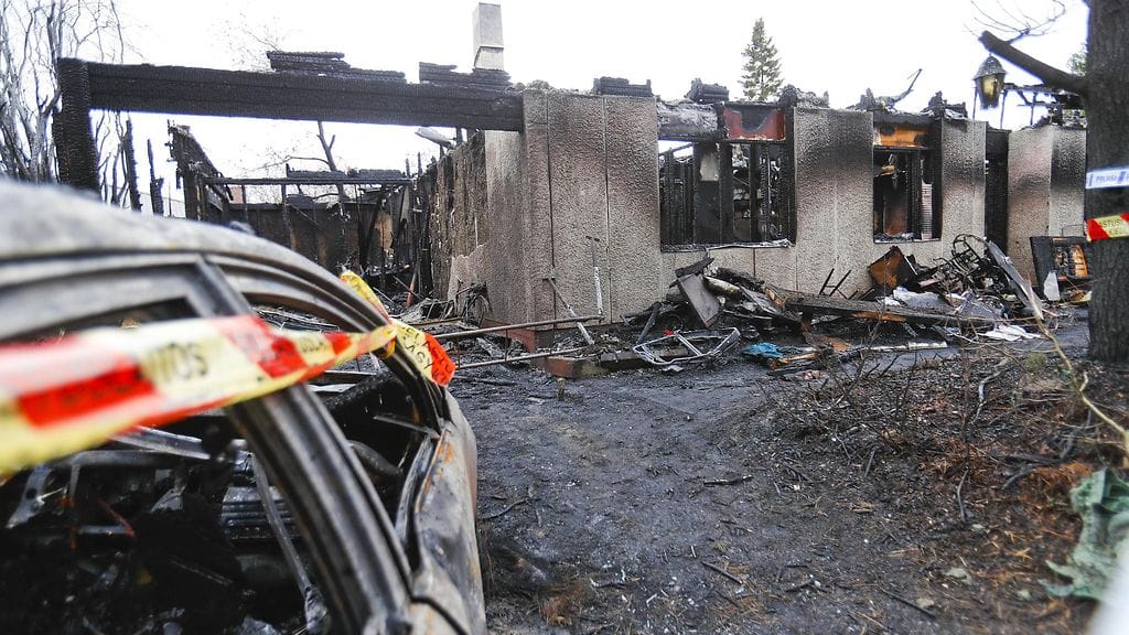 Tulipalossa tuhoutunut omakotitalo Kangasalla 10. marraskuuta 2017. Kangasalan omakotitalon tulipaloa tutkitaan kahtena murhana.