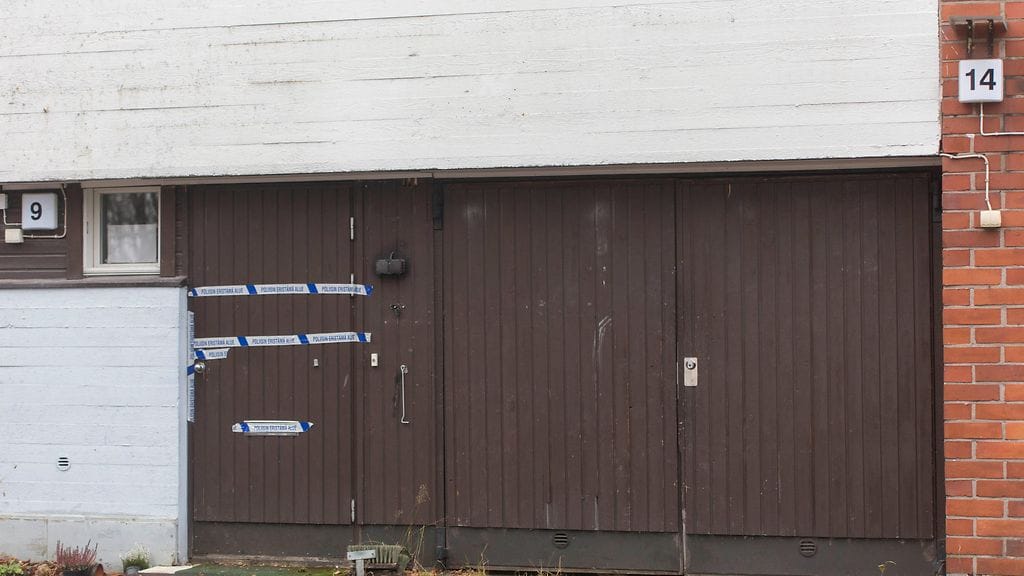 Veriteko on tapahtunut rivitaloasunnossa, jossa uhriksi joutui paikkakuntalainen mies. Poliisi eristi tapahtumapaikkaa nauhoillaan.