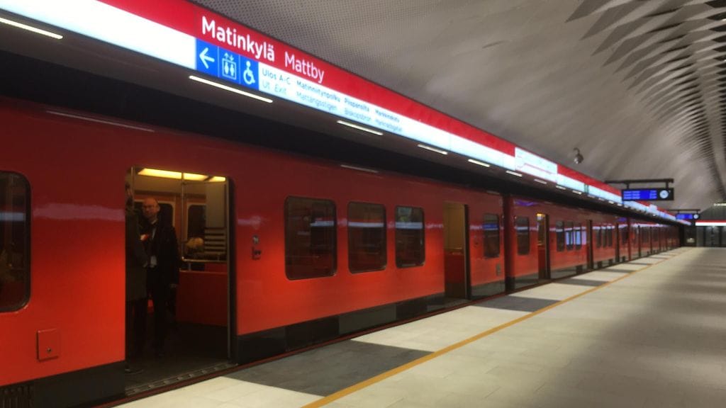 Tyttö jäi metrojunan oven väliin Matinkylän asemalla Espoossa.
