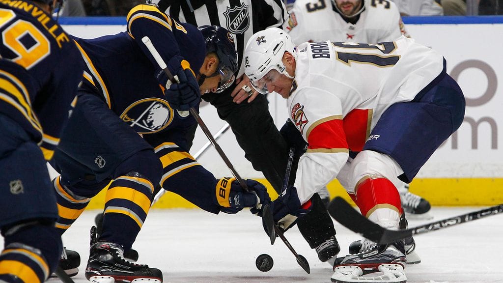 Aleksander Barkov aloituksessa Buffalon Evander Kanea vastaan.