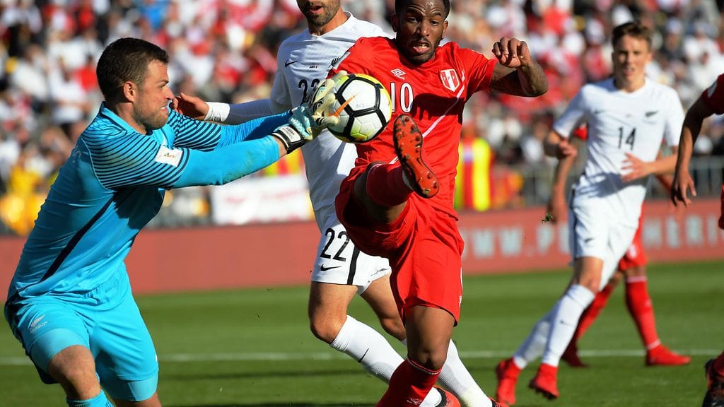 Uuden-Seelannin maalivahti Stefan Narinovic torjui myös Perun Christian Cuevan maalintekoyrityksen.