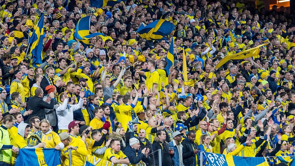 Ruotsin kannattajia Italiaa vastaan pelatussa ensimmäisessä MM-jatkokarsintaottelussa.