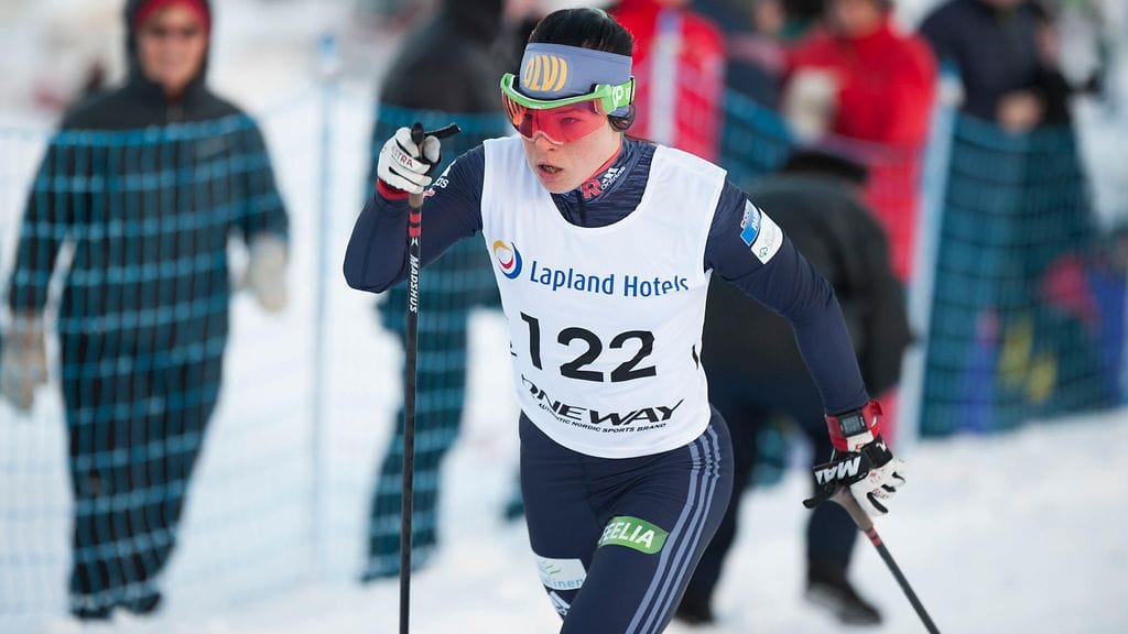 Krista Pärmäkosken menoa Oloksella perinteisen hiihtotavan viiden kilometrin matkalla.