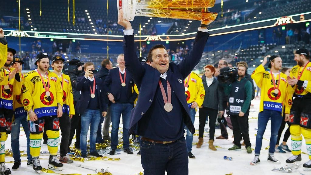 Ville Peltonen juhli viime keväänä Sveitsin mestaruutta.