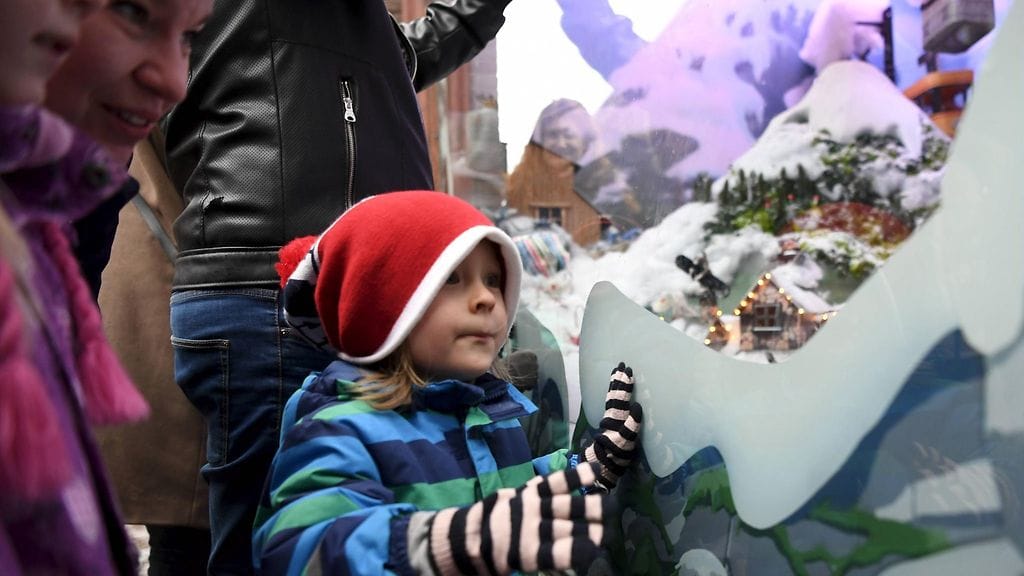 Stockmannin Helsingin tavaratalo paljasti perinteisen joulun satuikkunansa jo 11. marraskuuta 2017.