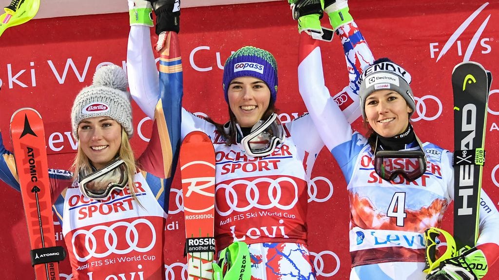Mikaela Shiffrin, Petra Vlhova ja Wendy Holdener Levin palkintokorokkeella.
