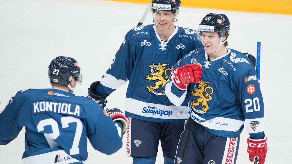 Eeli Tolvanen (oik.) nousi vahvasti esiin Ruotsia vastaan.