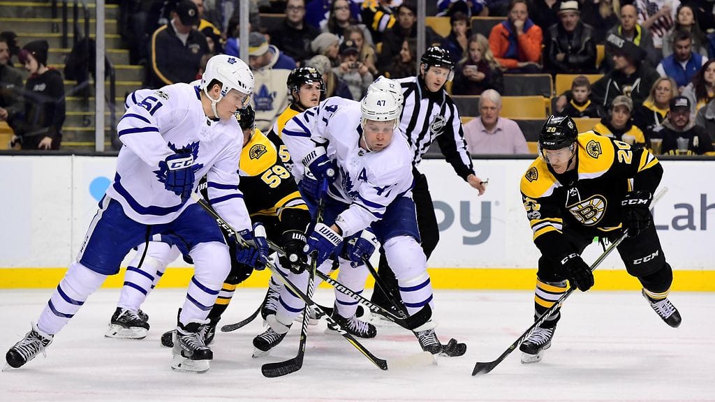 Leo Komarov (keskellä) kirjautti syöttöpisteen tililleen Bostonia vastaan.