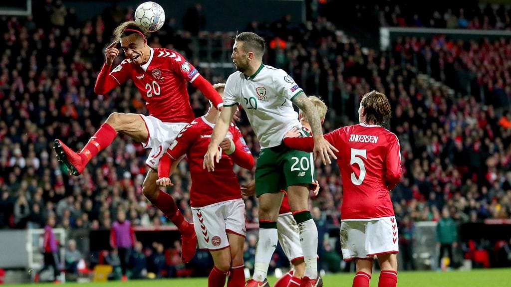 Tanskan Yussuf Poulsen ja Irlannin Shane Duffy ilmataistelussa MM-jatkokarsintojen avausosassa.