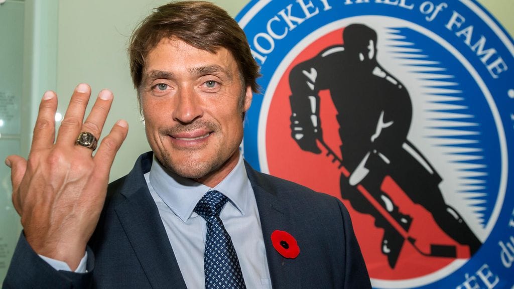 Teemu Selänne esitteli perjantaina Hall of Fame -sormustaan Torontossa. Selänne aateloidaan kunniagalleriaan maanantaina.