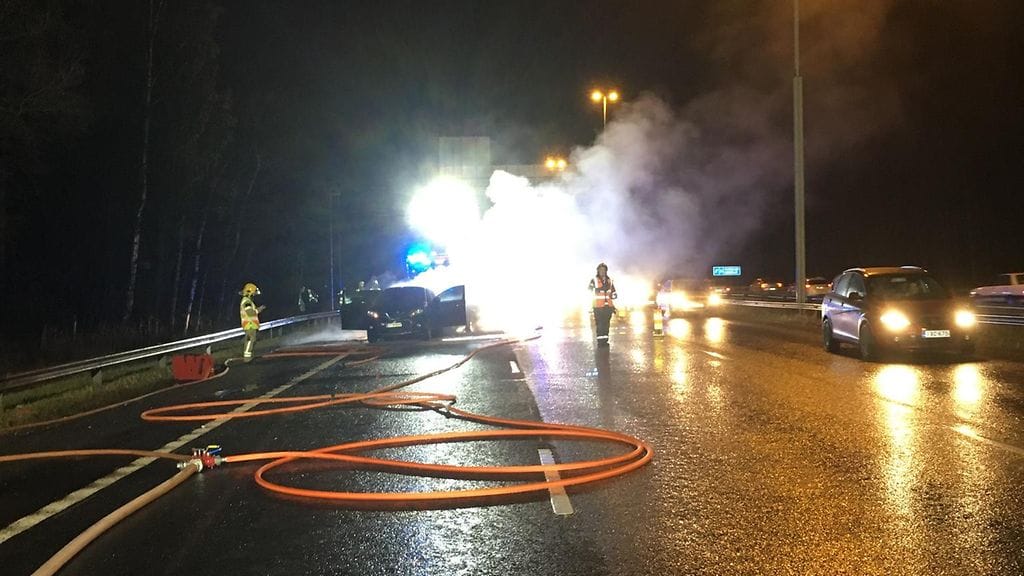 Päivystävän palomestarin mukaan on hyvin poikkeuksellista, että autot syttyvät peräänajossa palamaan. Kuva: Helsingin pelastuslaitos.