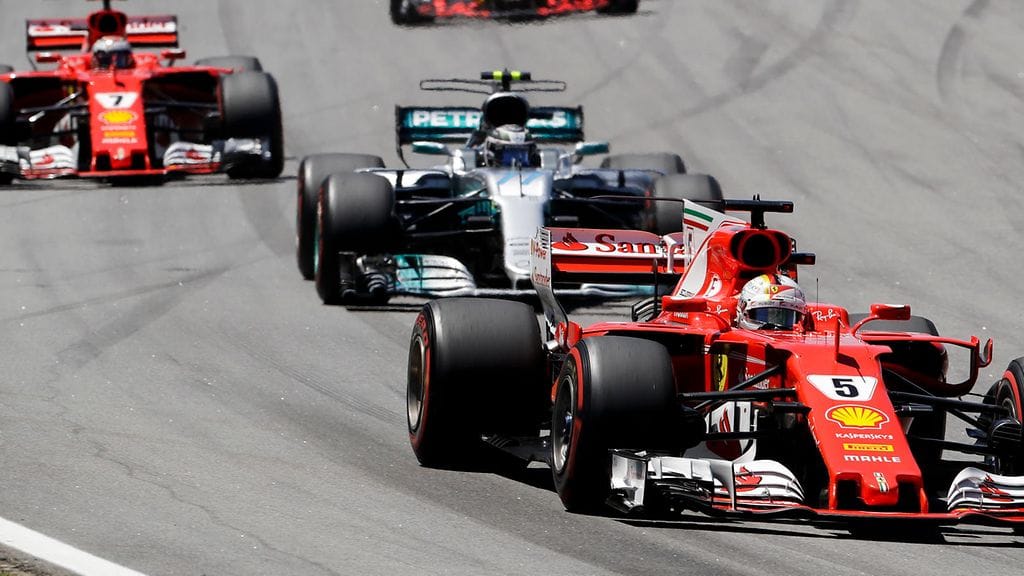 Valtteri Bottas uhkaa Sebastian Vetteliä kaudella 2017.