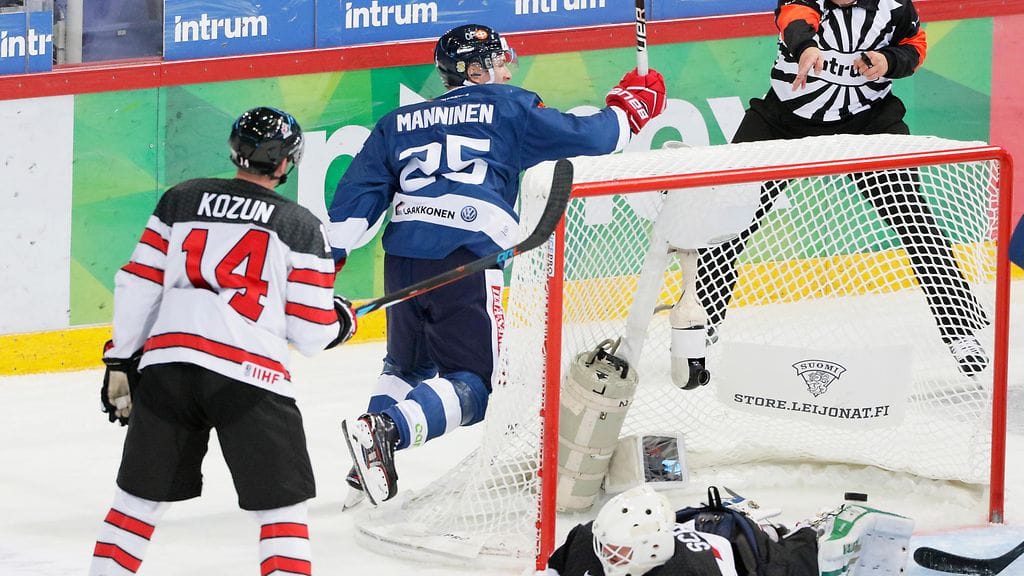 Sakari Manninen tuulettaa osumaansa Kanadan verkkoon.