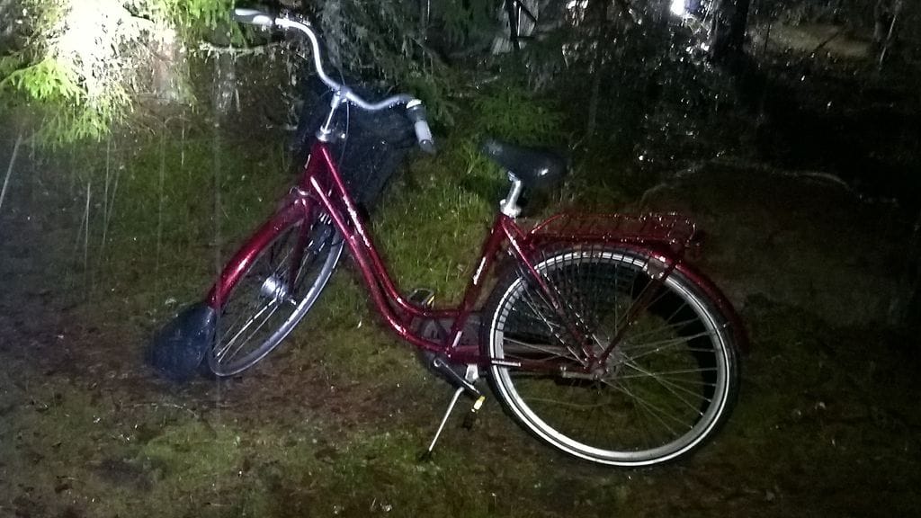 Poliisi julkaisi kuvan paikan läheisyydestä löydetystä polkupyörästä.