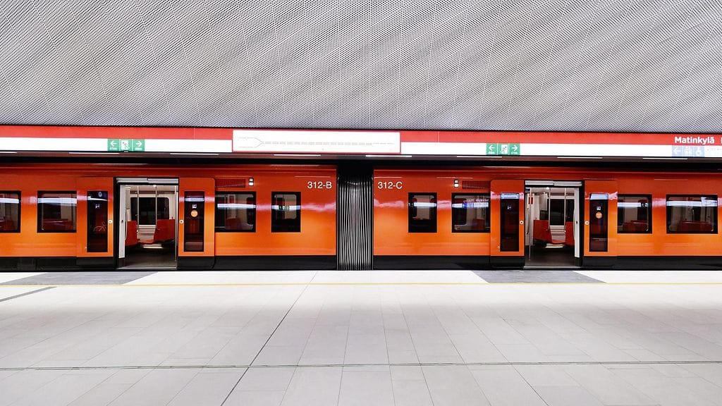 Valvomon mukaan metrot kulkevat vian vuoksi muutaman minuutin myöhässä.