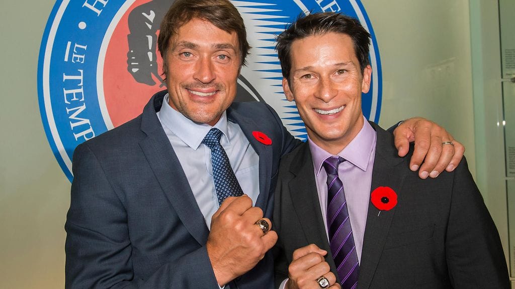 Teemu Selänne ja Paul Kariya esittelivät Hall of Fame -sormuksiaan perjantaina.
