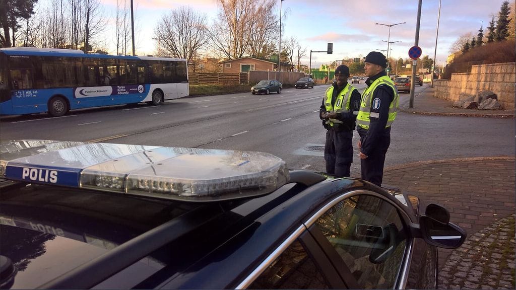 Poliisi suorittamassa liikennevalvontaa Koskelantiellä maanantaina 13. marraskuuta.