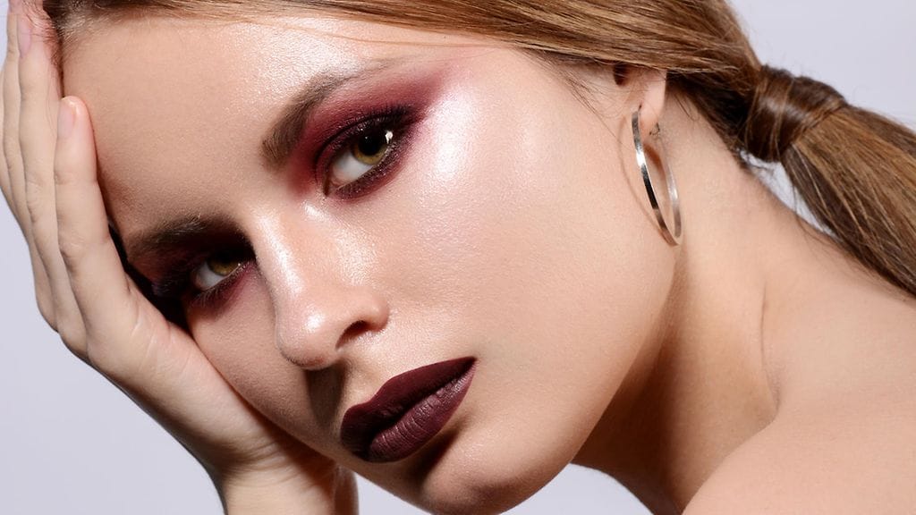 mainos nissen ruskeat silmät punainen meikki